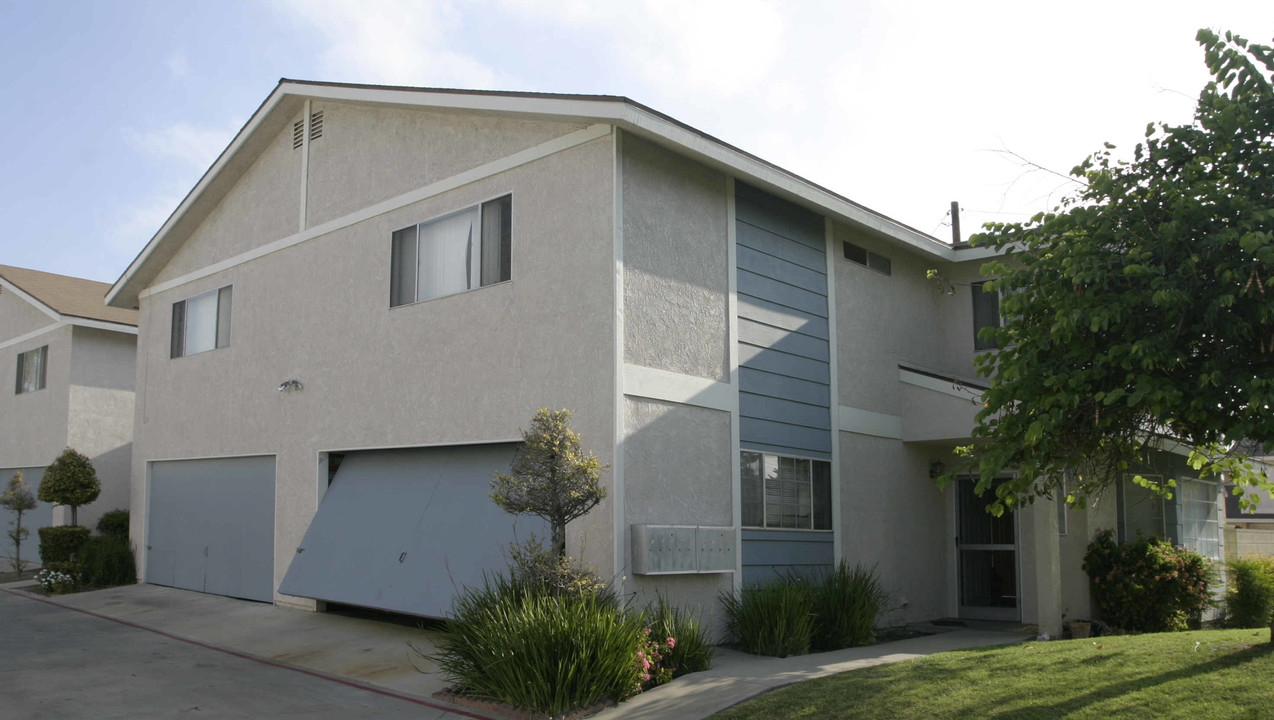 8605-8609 Ramona St in Bellflower, CA - Building Photo