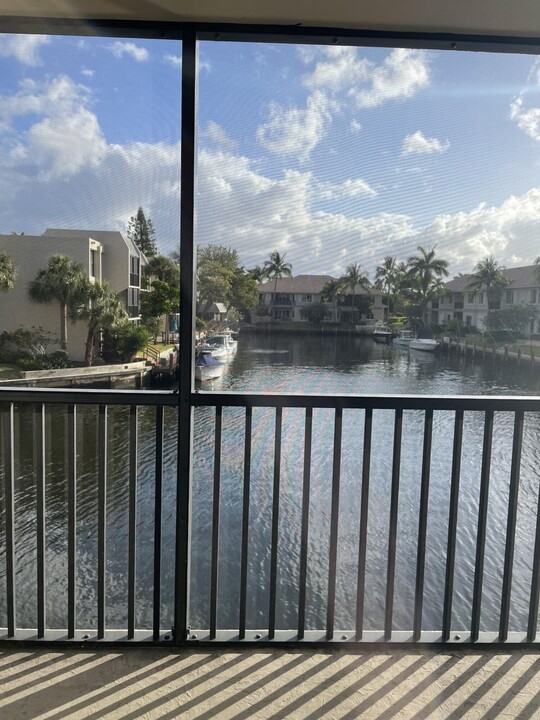 6 Royal Palm Way in Boca Raton, FL - Building Photo