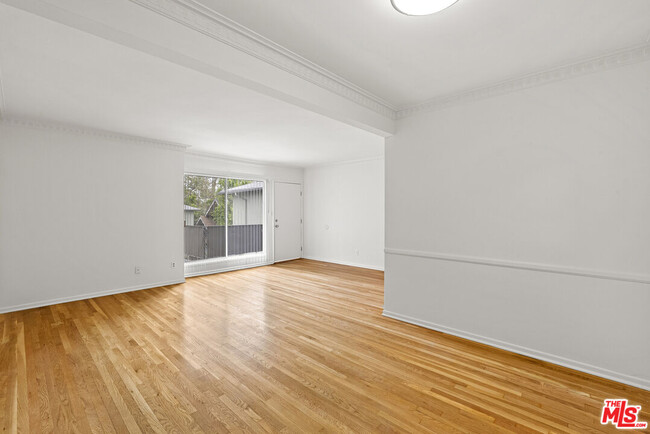 property at 1227 N Harper Ave
