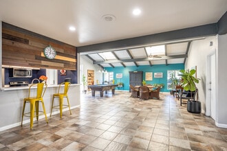 Newport Village Apartments in Costa Mesa, CA - Foto de edificio - Interior Photo