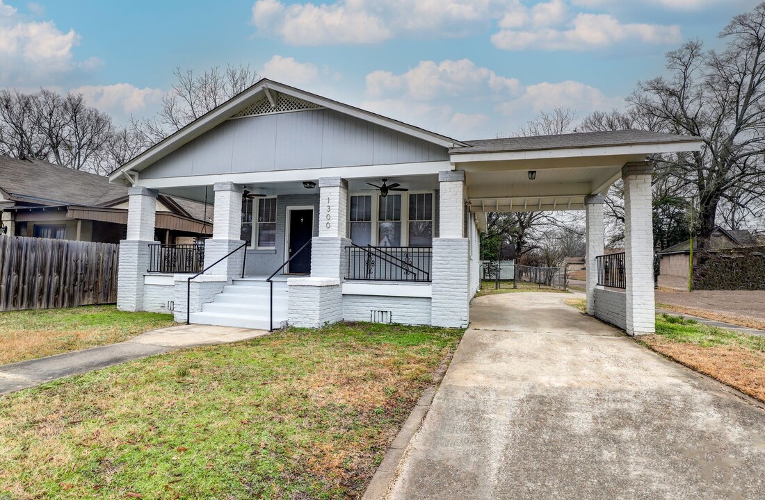 1300 Locust St in Texarkana, AR - Building Photo