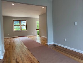 16 Oldwood Rd S in Port Washington, NY - Building Photo - Building Photo