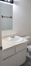 233 Carmillita Way in Modesto, CA - Foto de edificio - Building Photo