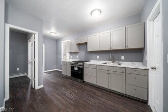206 Clark Pl in Elizabeth, NJ - Foto de edificio - Building Photo