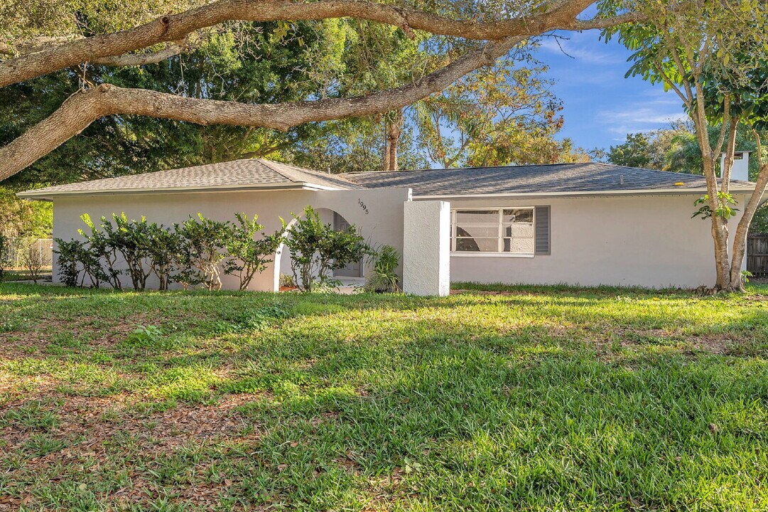 1995 Meadow Dr in Clearwater, FL - Foto de edificio