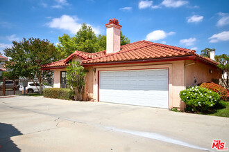 18352 Keswick St in Los Angeles, CA - Foto de edificio - Building Photo