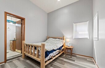 669 Modesto St, Unit B in Gaylord, MI - Foto de edificio - Building Photo