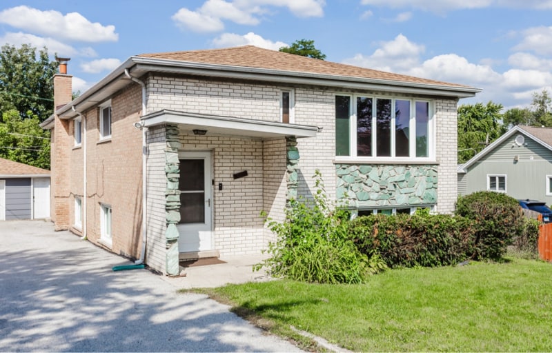 7840 Cronin Ave in Justice, IL - Building Photo