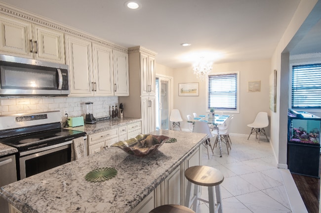 138 Neighborhood Rd in Mastic Beach, NY - Building Photo - Building Photo
