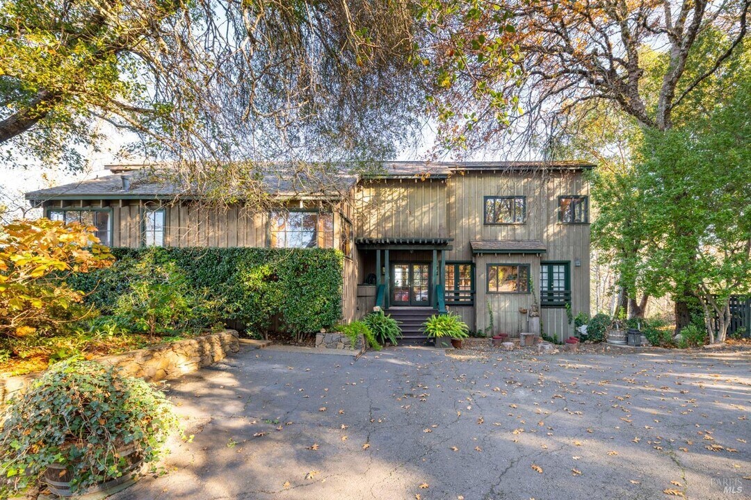 4040 Spring Mountain Rd in St Helena, CA - Building Photo