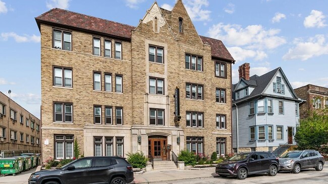 Cambridge Manor Apartments in Milwaukee, WI - Foto de edificio - Building Photo