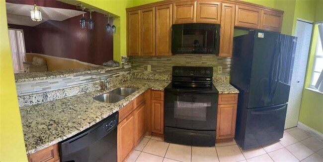 2333 SW 82nd Way in North Lauderdale, FL - Foto de edificio - Building Photo