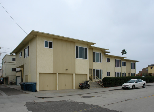 701 Ocean Ave in Seal Beach, CA - Building Photo - Building Photo