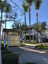 Cypress Creek Apartments in Cypress, CA - Foto de edificio - Building Photo