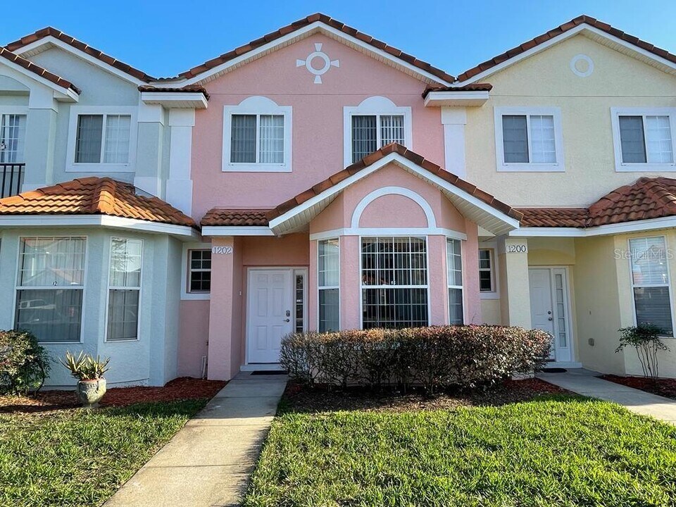 1202 S Beach Cir in Kissimmee, FL - Building Photo