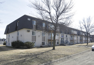 617 N Oaks Dr in Osseo, MN - Foto de edificio - Building Photo