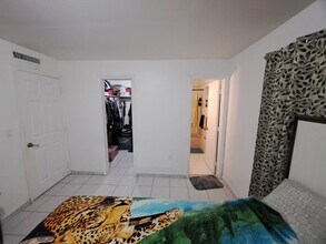827 SE 12th St in Hialeah, FL - Building Photo - Building Photo