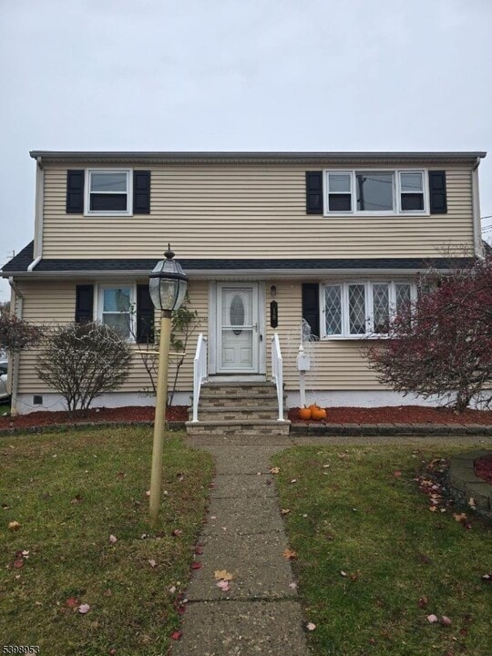 18 Donna Dr in Wood Ridge, NJ - Building Photo