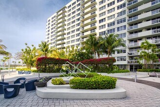 1500 Bay Rd, Unit 714s in Miami Beach, FL - Building Photo - Building Photo