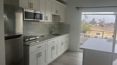 1807 Donax Ave in San Diego, CA - Building Photo - Building Photo