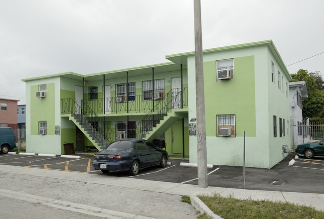 1400 NW 61st St in Miami, FL - Foto de edificio - Building Photo
