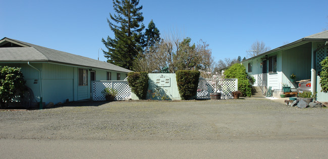 201-207 Grant St in Sutherlin, OR - Building Photo - Building Photo