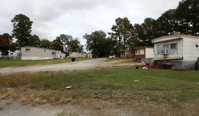 Upchurch Trailer Park in Four Oaks, NC - Foto de edificio - Building Photo