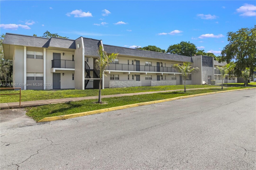 7925 Fairview Dr-Unit -105 in Tamarac, FL - Building Photo
