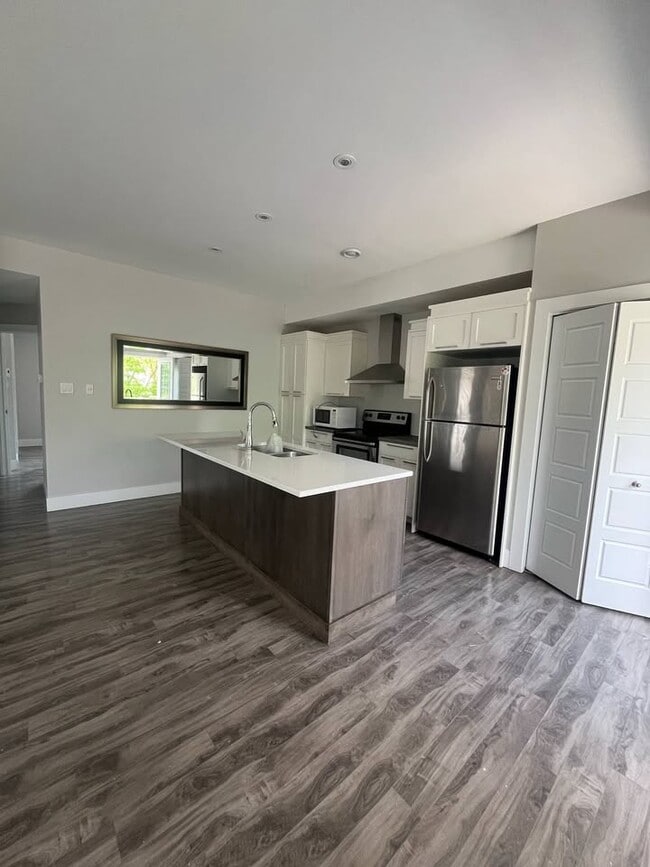 162 Wesley St in Moncton, NB - Building Photo - Building Photo