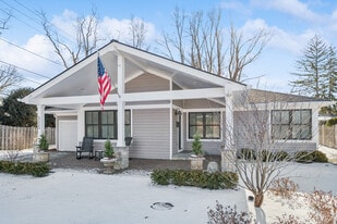 525 W Deerpath Rd in Lake Forest, IL - Building Photo