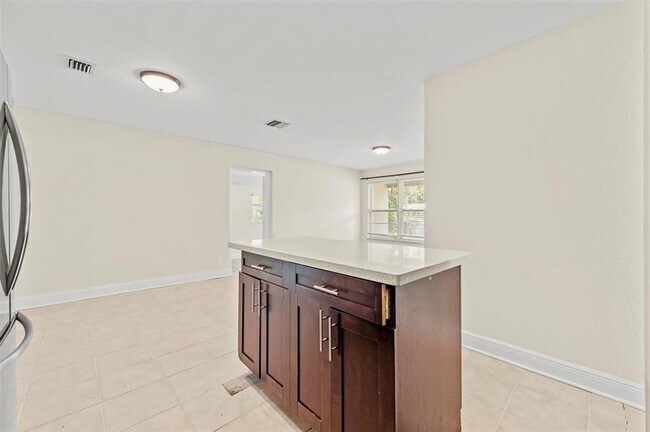 1524 NW 18th Ct in Fort Lauderdale, FL - Building Photo - Building Photo