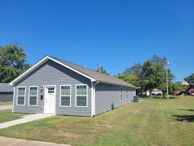 523 N Tom St in Webb City, MO - Building Photo - Building Photo
