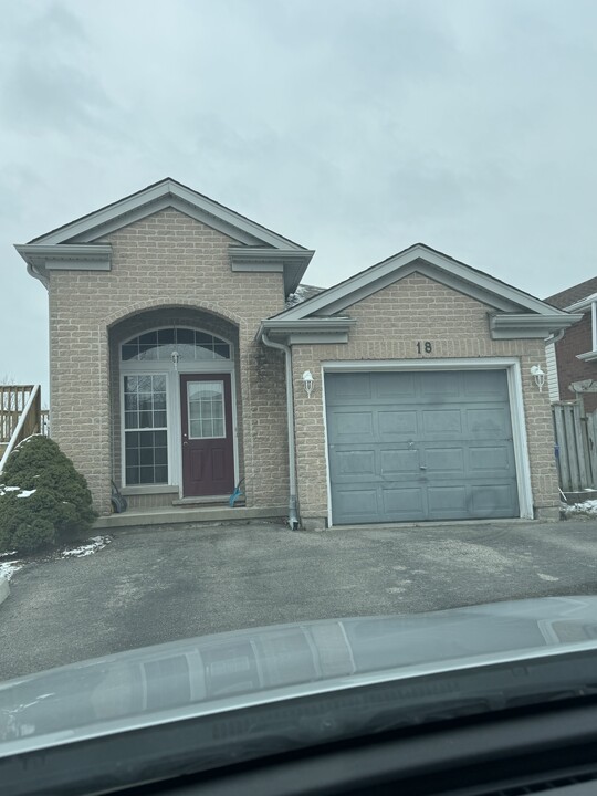 18 O'connor Ln in Guelph, ON - Building Photo