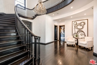 243 Delfern Dr in Los Angeles, CA - Building Photo - Building Photo