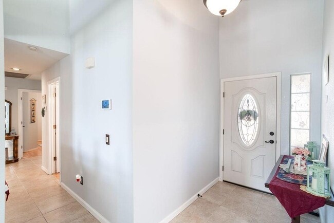 9094 Chantal Way in Sacramento, CA - Building Photo - Building Photo