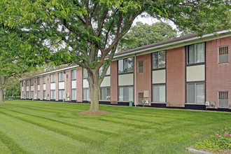 Tanglewood in Southfield, MI - Building Photo - Building Photo