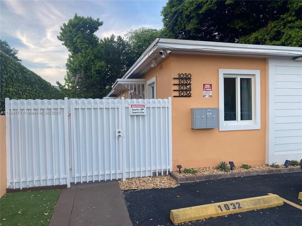 1036 NW 2nd St in Miami, FL - Building Photo