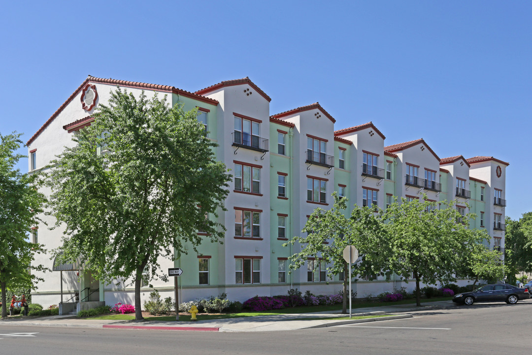 Oak Meadows in Visalia, CA - Foto de edificio