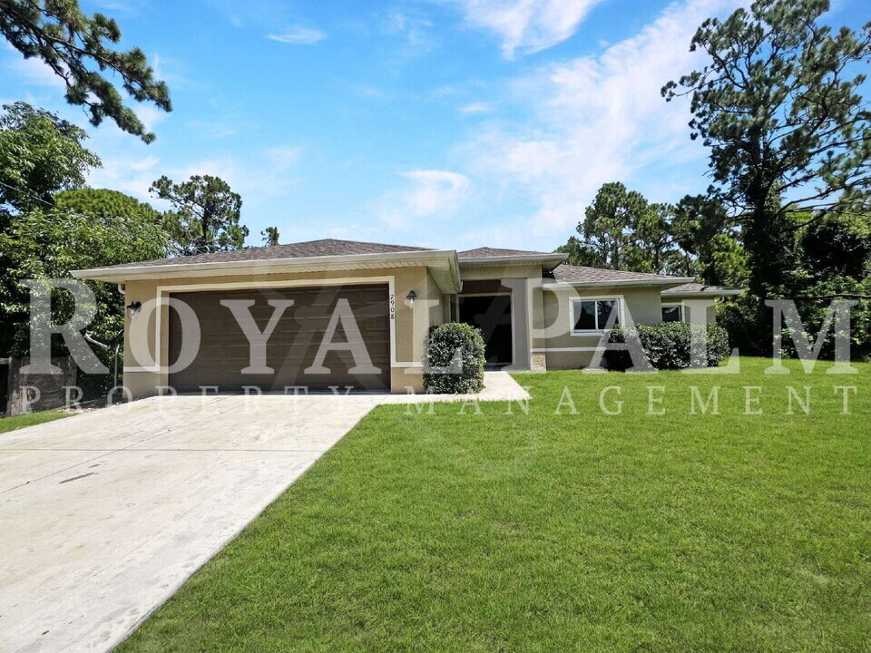 2908 15th St W in Lehigh Acres, FL - Foto de edificio