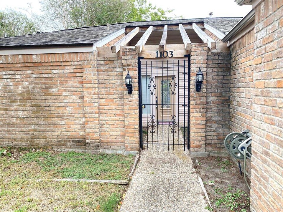 1103 Forest Home Dr in Houston, TX - Building Photo