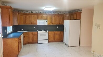 57 Sage Hollow Ct in Dix Hills, NY - Building Photo - Building Photo