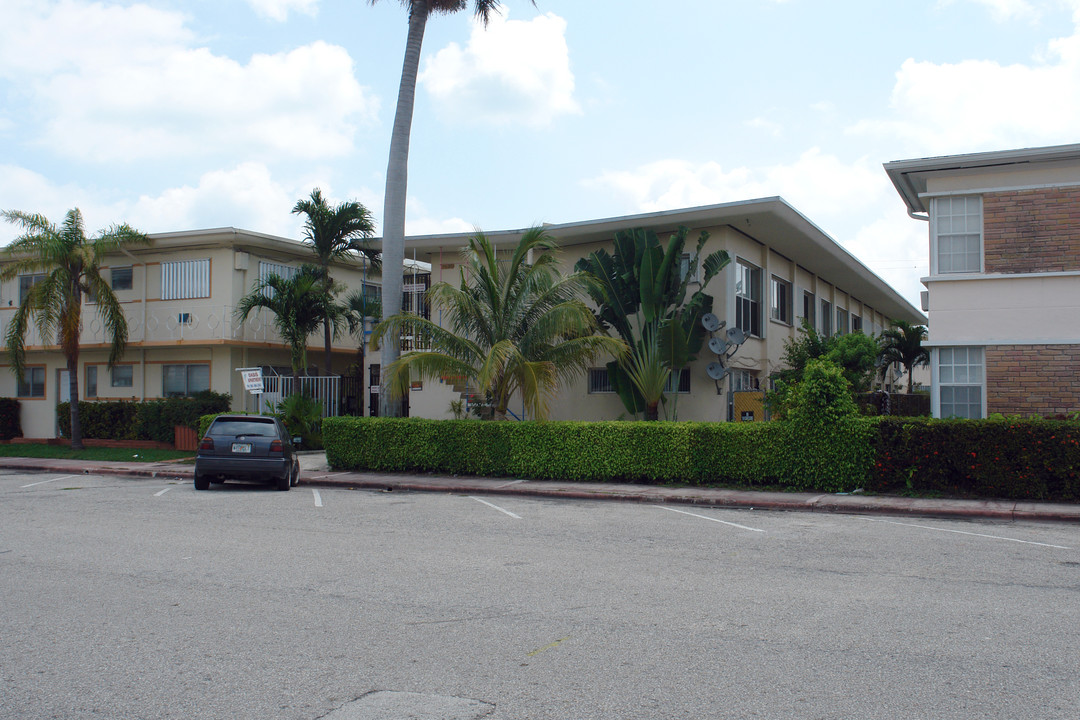 Oasis Apartments in Miami Beach, FL - Building Photo