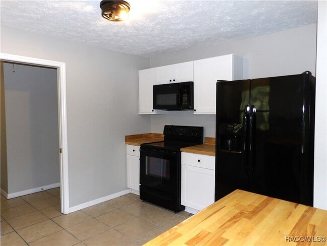 8955 N Basswood Ave in Crystal River, FL - Foto de edificio - Building Photo