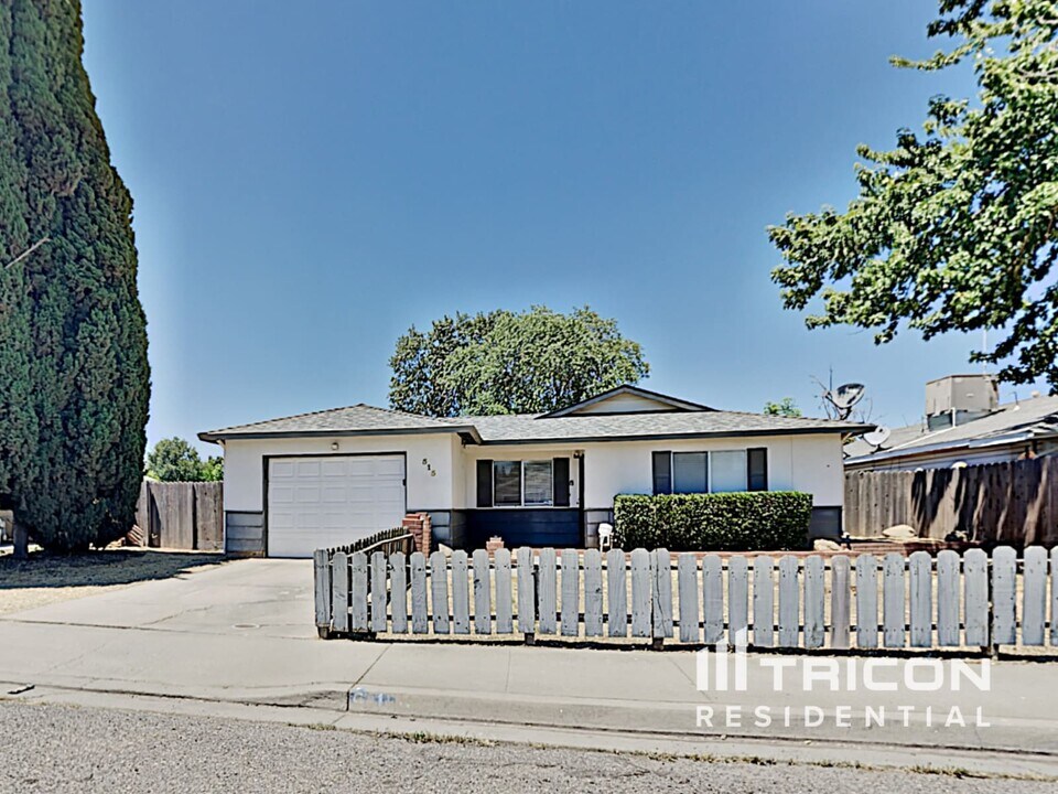 515 Tisdell Dr in Waterford, CA - Foto de edificio