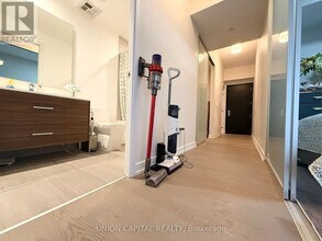 488 University Ave in Toronto, ON - Building Photo - Building Photo