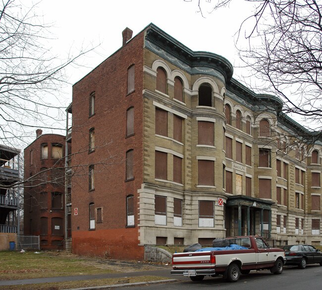Carlton and Randolf in Holyoke, MA - Foto de edificio - Building Photo