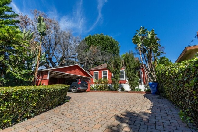 703 Manzanita Ave in Sierra Madre, CA - Building Photo - Building Photo