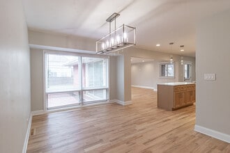 1240 Warrington Rd in Deerfield, IL - Building Photo - Building Photo