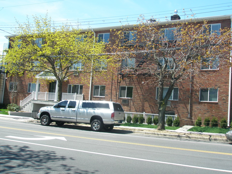 Cambridge Park Condominiums in Williston Park, NY - Foto de edificio