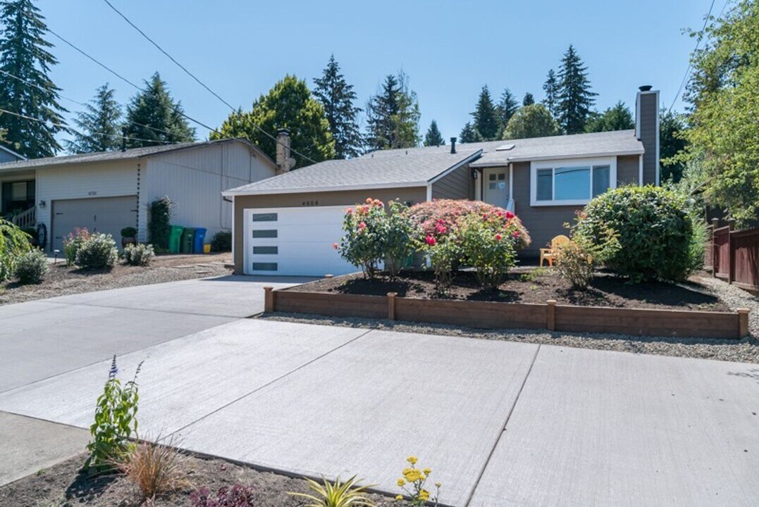 4804 SW Palatine St in Portland, OR - Building Photo
